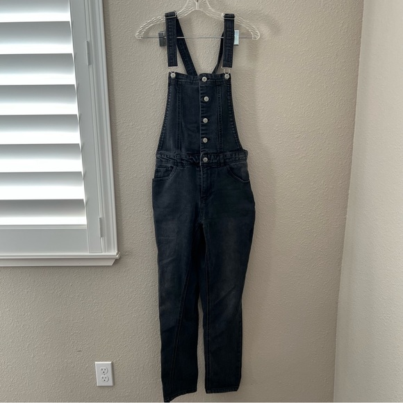 Love Tree Denim Black Overalls Size Medium Adjustable Straps Long Pants - Picture 1 of 5